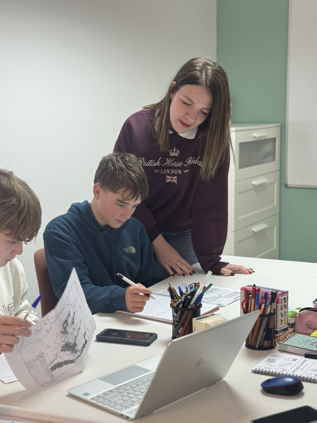 Repaso escolar y apoyo personalizado en mesa de trabajo