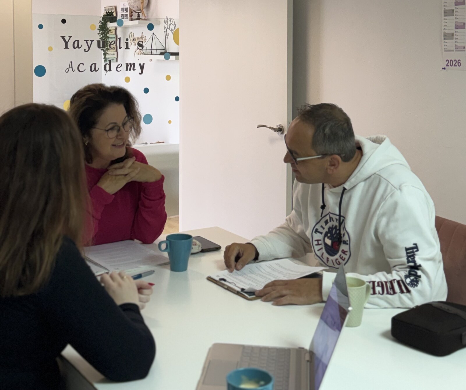 Espacio de trabajo en equipo — ambiente cercano y profesional