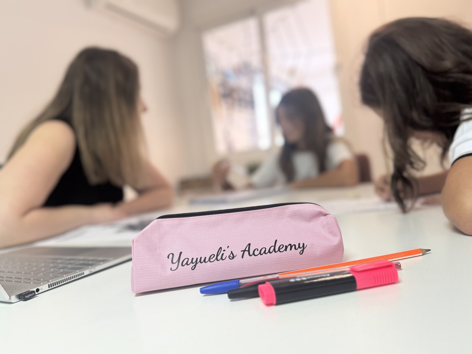 Clases en grupo — mesas amplias y material de la academia